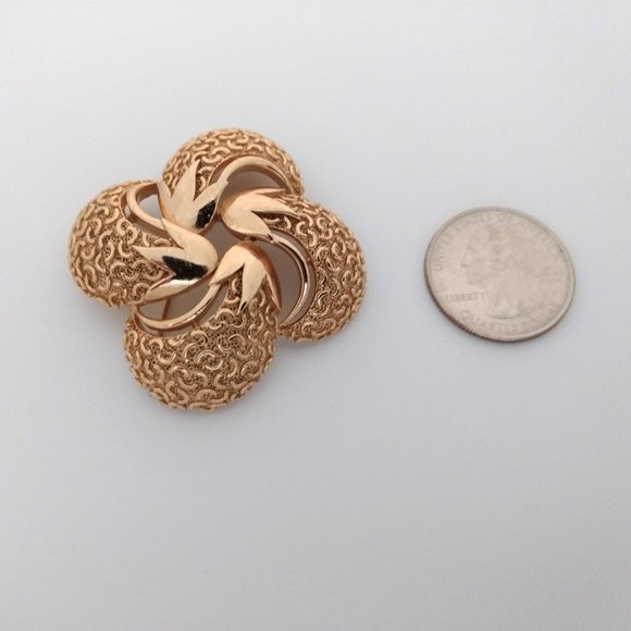 TRIFARI Textured Smooth Gold‎ Tone Small Dome Swirl Brooch Pin - Picture 5 of 7